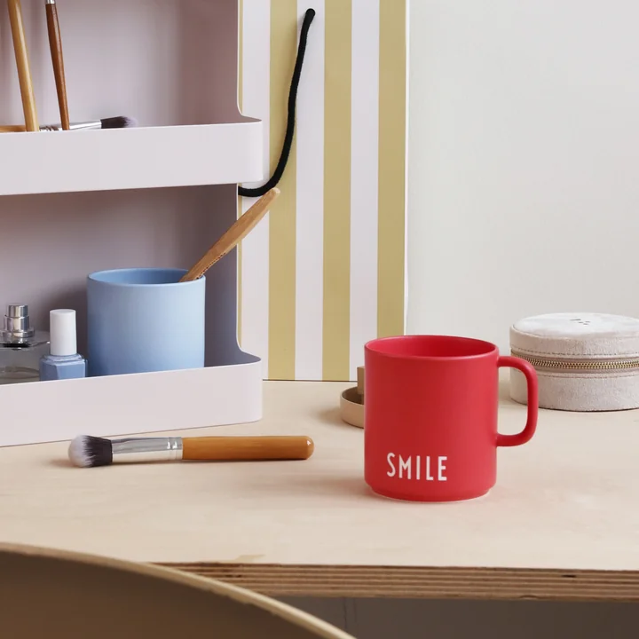 Design Letters - AJ Favourite Porzellan Becher mit Henkel, Happy / pale iris