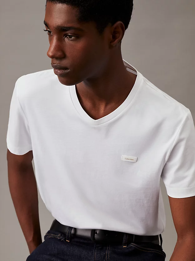 Camiseta de algodão com decote em V