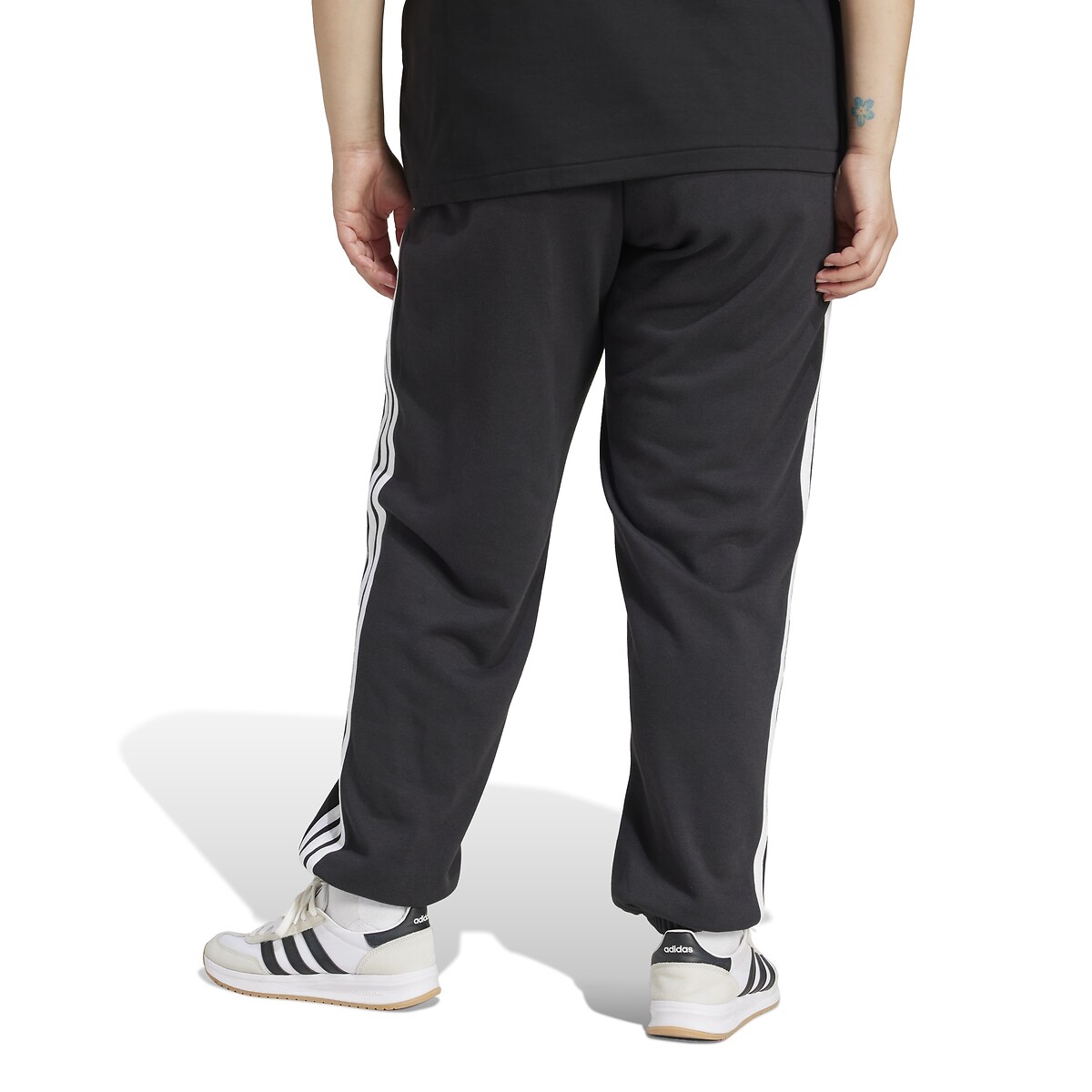 ROUPAS ESPORTIVAS ADIDAS<br>Calça Esportiva Essentials com 3 Listras (Tamanhos Plus)
