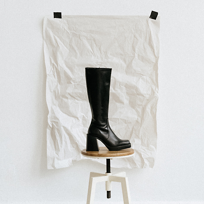 Bottes hautes à talons épais et bouts carrés  en cuir noir