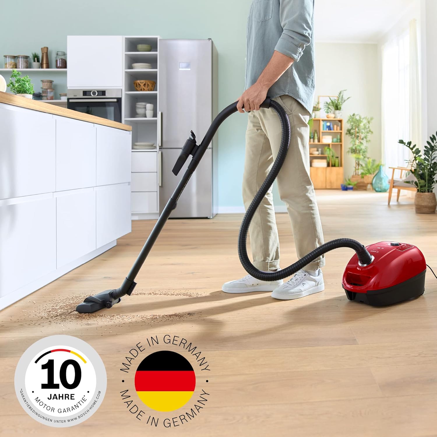Bosch Hausgeräte Staubsauger mit Beutel Serie 4 BGD38RD1H, nachhaltig, Hygiene-Filter, 10 Jahre Motorgarantie, Hartbodendüse, Zubehör-Clip, Polsterdüse, Fugendüse, hohe Saugkraft, 600 W, rot
