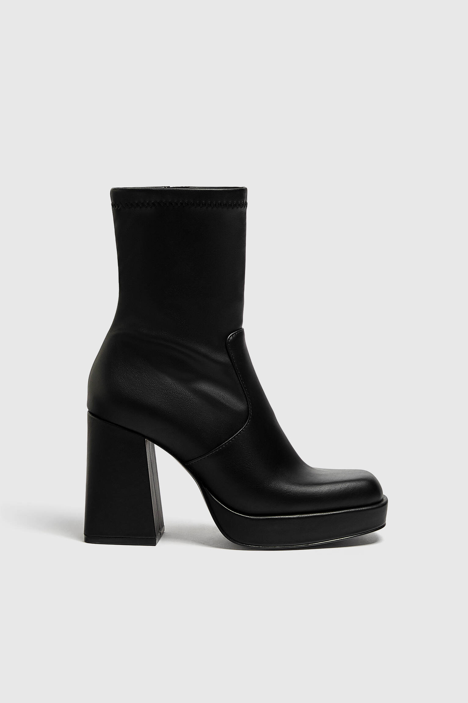 BOTA DE CANO CURTO COM SALTO ELÁSTICO - PRETA