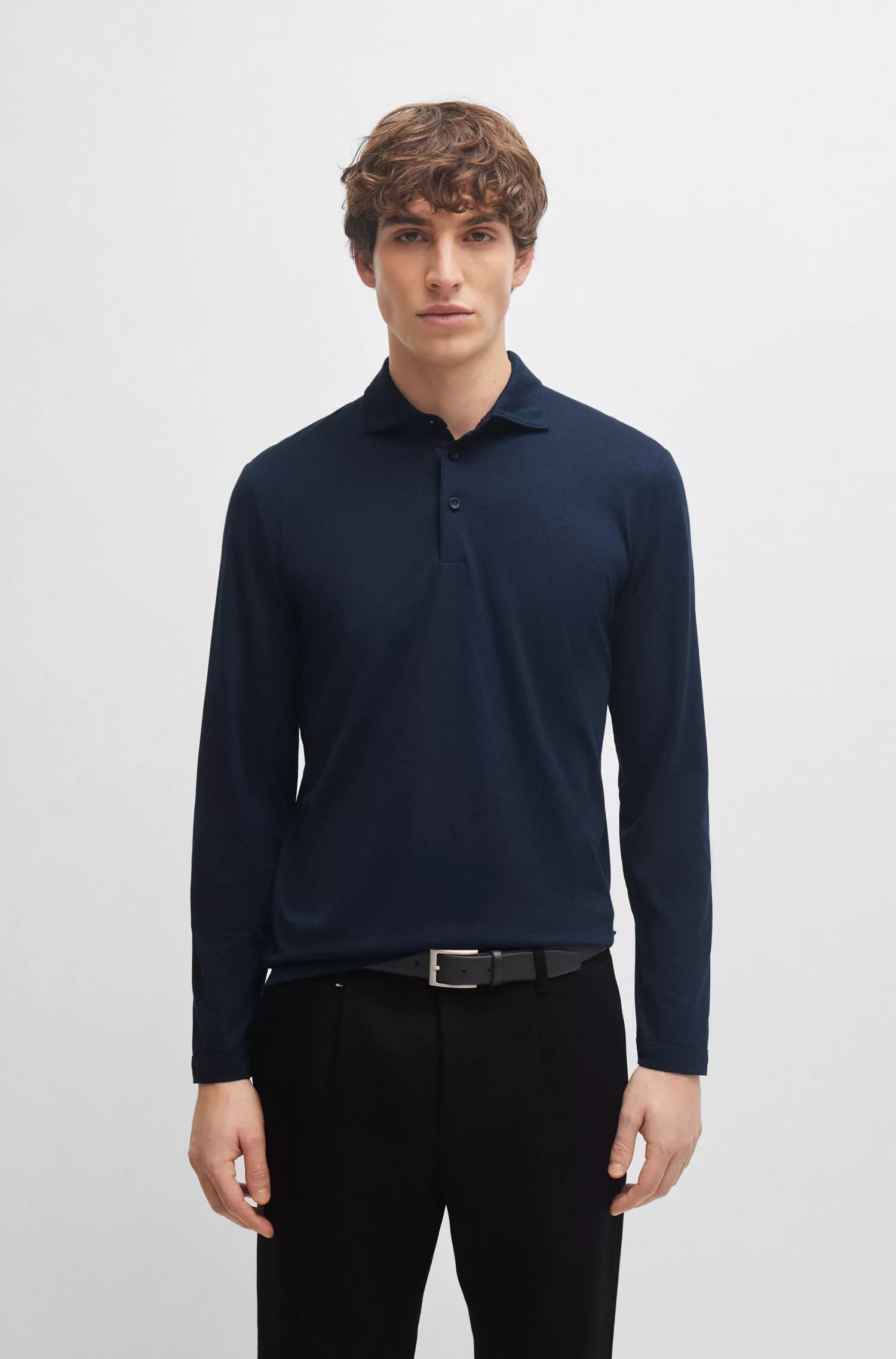 Camisa polo BOSS preta, corte slim e mangas compridas.
