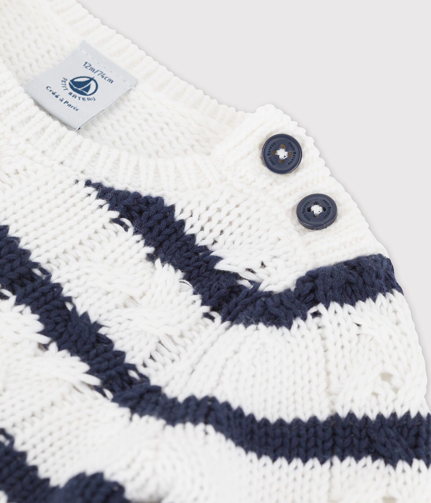Pull en tricot torsadé bébé
