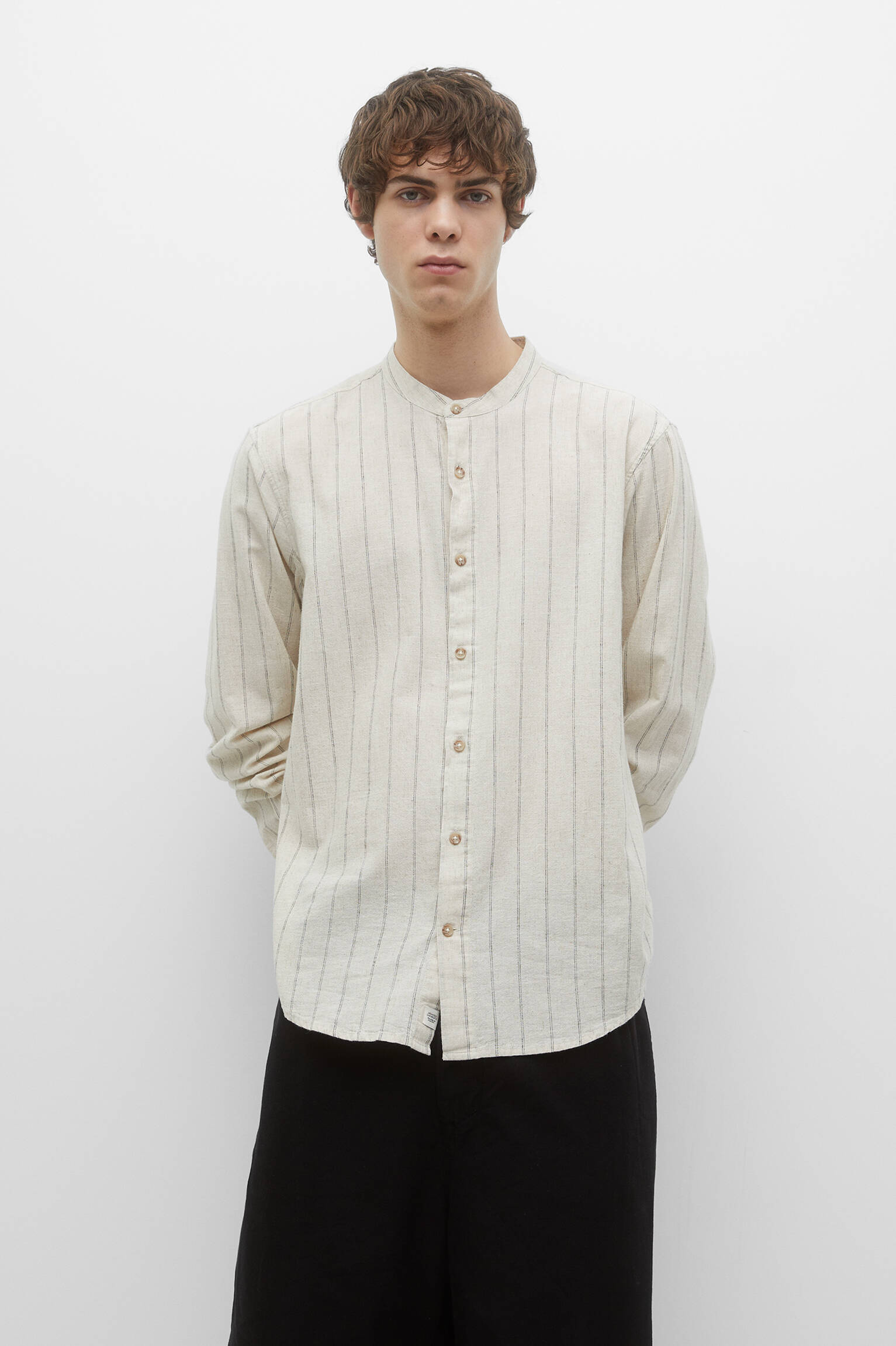 CAMISA LISTRADA COM GOLA OBRIGATÓRIA - CRUA/PRETA