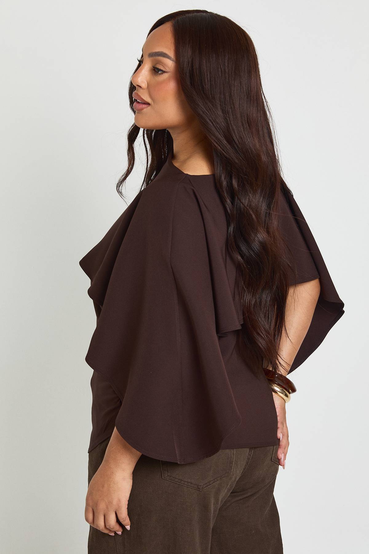 boohoo Haut Grande Taille Avec Superposition Cape
