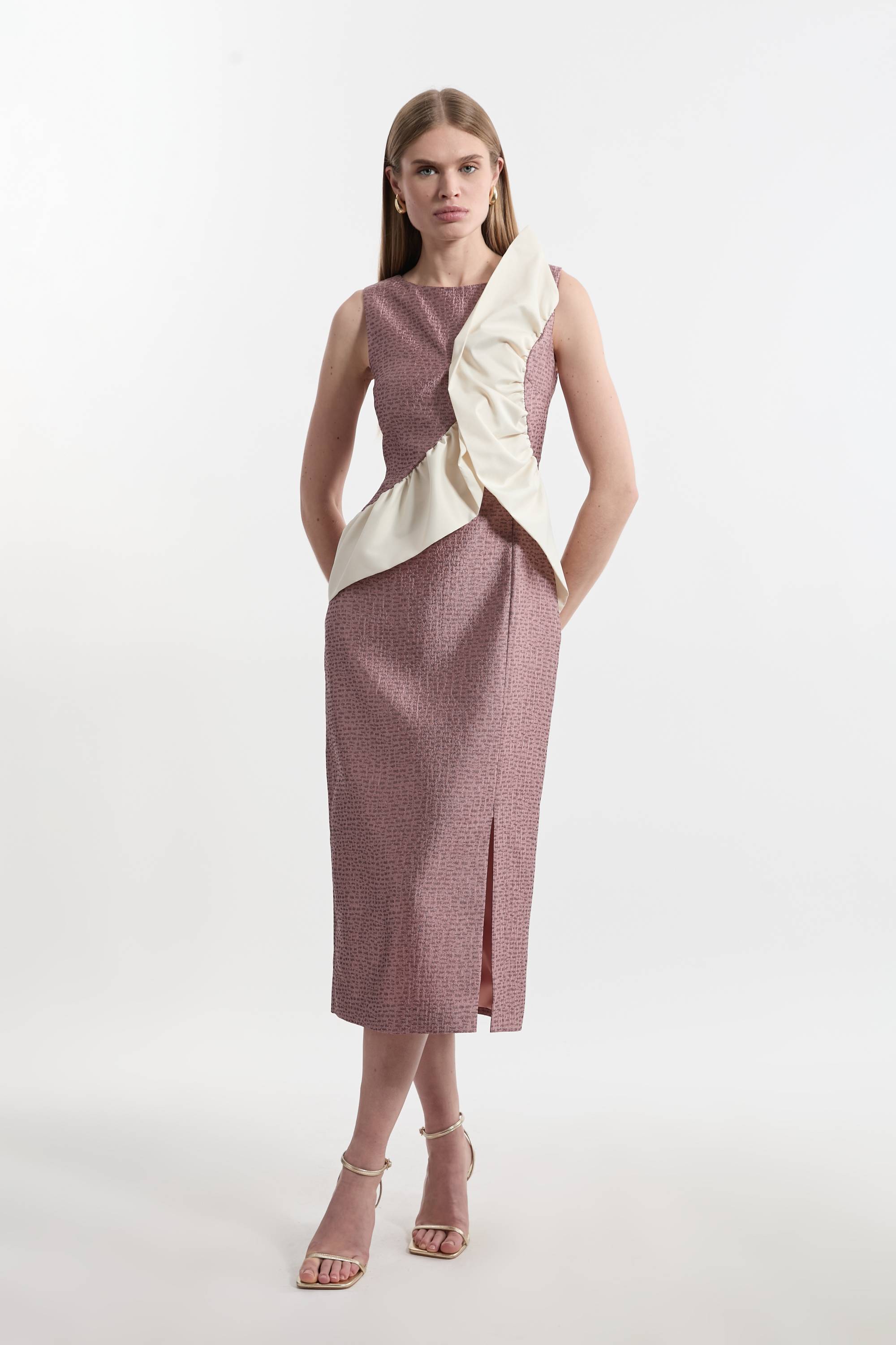 KarenMillen Robe maxi texturée ajustée en taffetas contrasté à volants pour petites tailles.