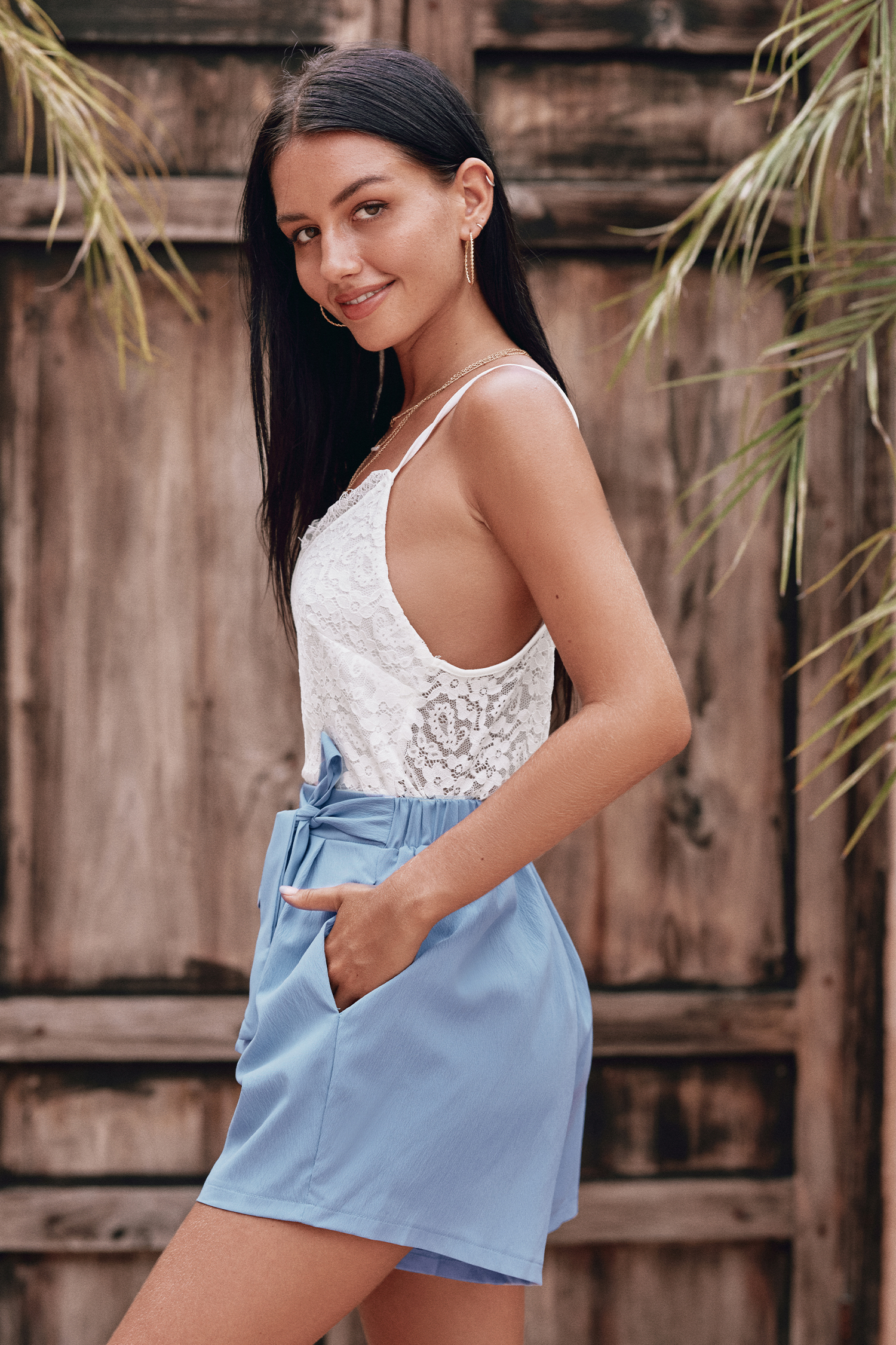 Combishort à poche et ceinture en dentelle contrastée