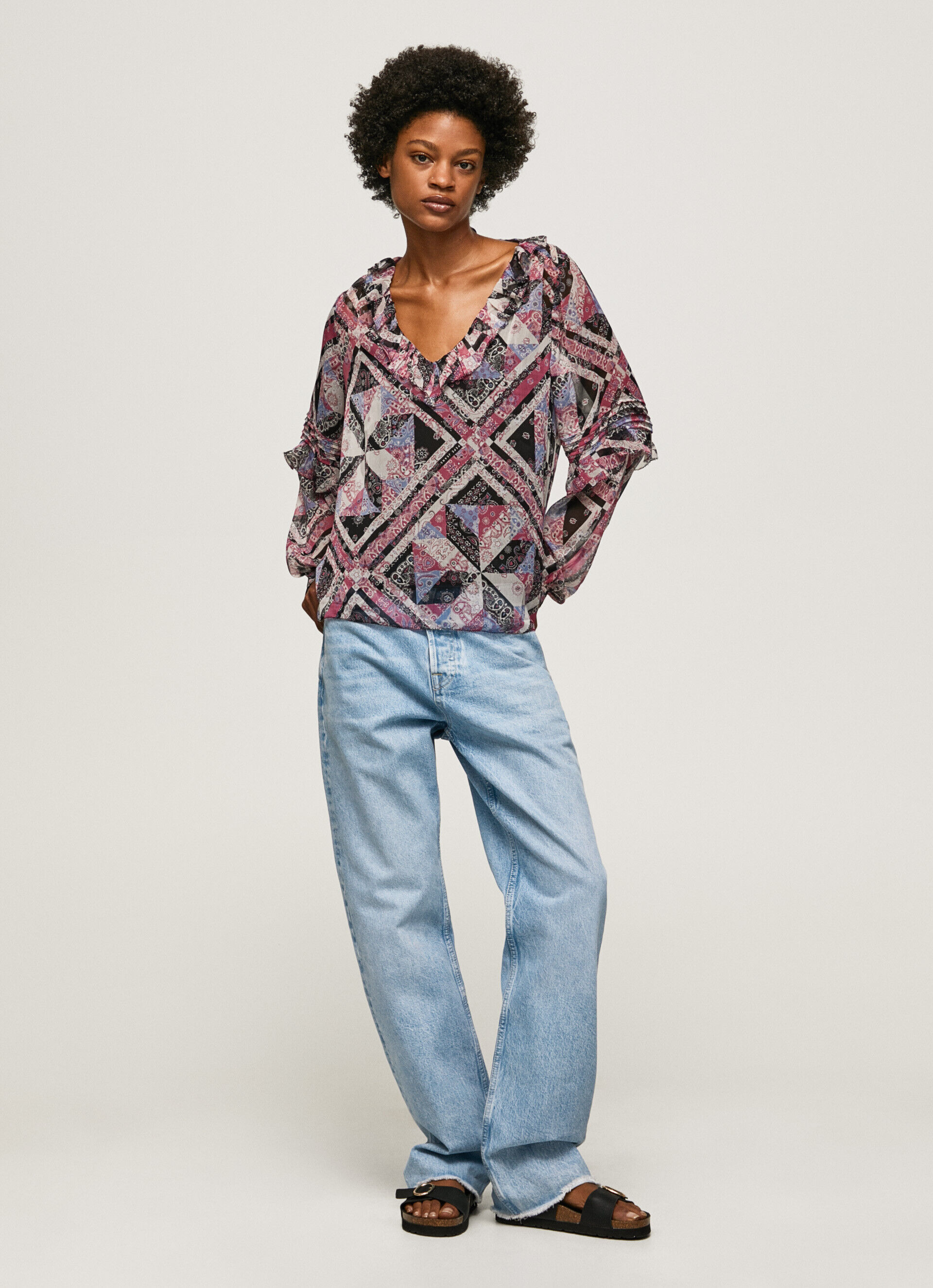 Blusa com estampa paisley e babados - multicolorida
