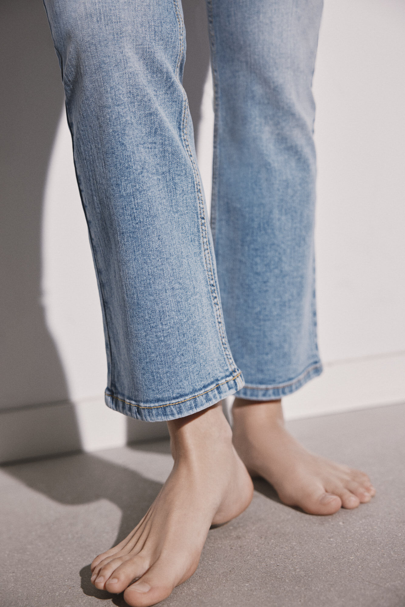 Calça jeans flare com lavagem sustentável
