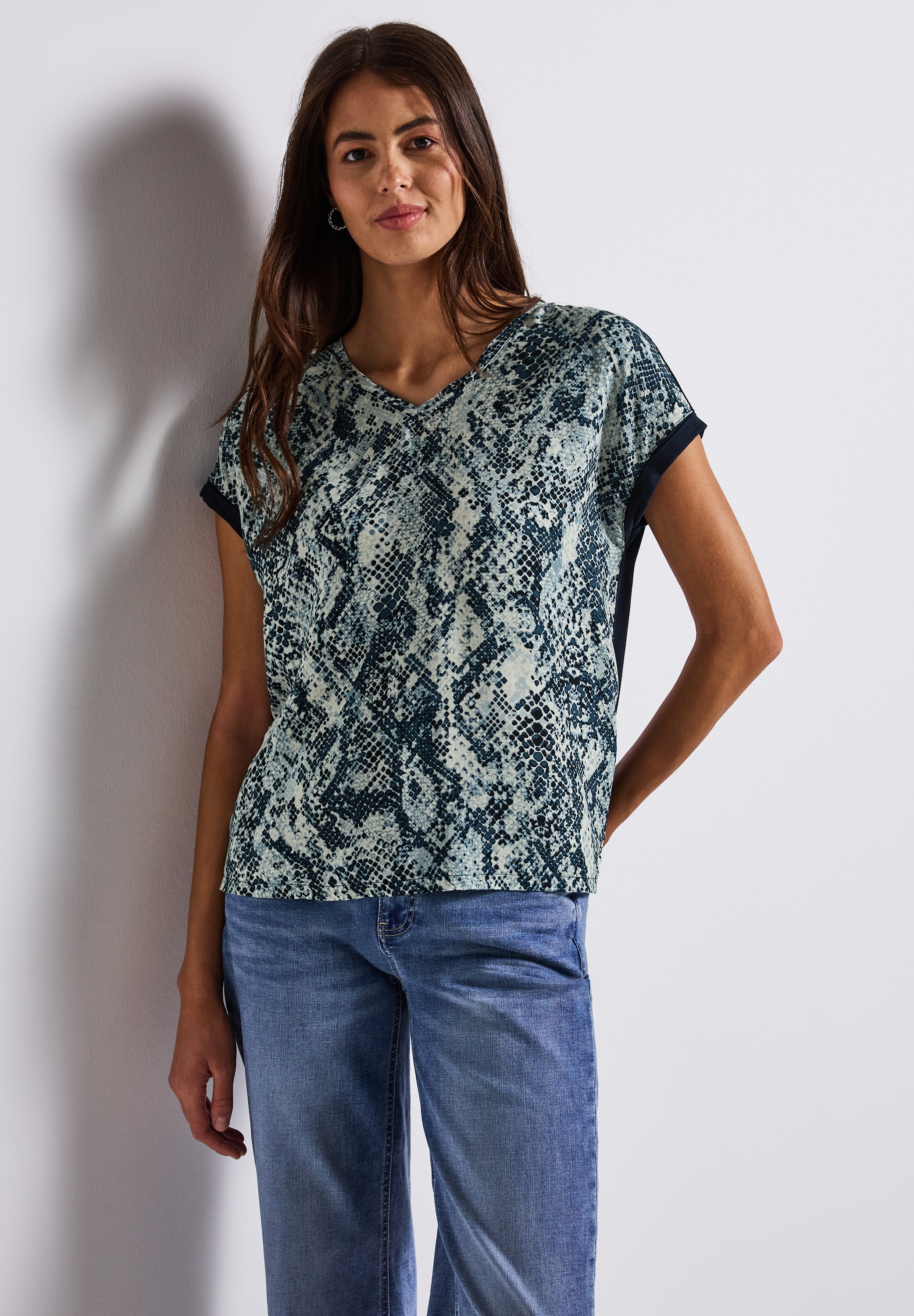STREET ONE Shirttop , mit gemusterter Front aus Viskose und V-Ausschnitt