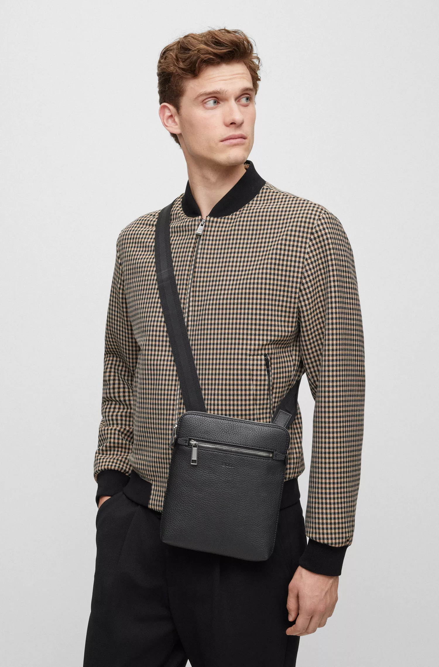 Bolsa BOSS Black-Envelope em couro italiano com logotipo em relevo.