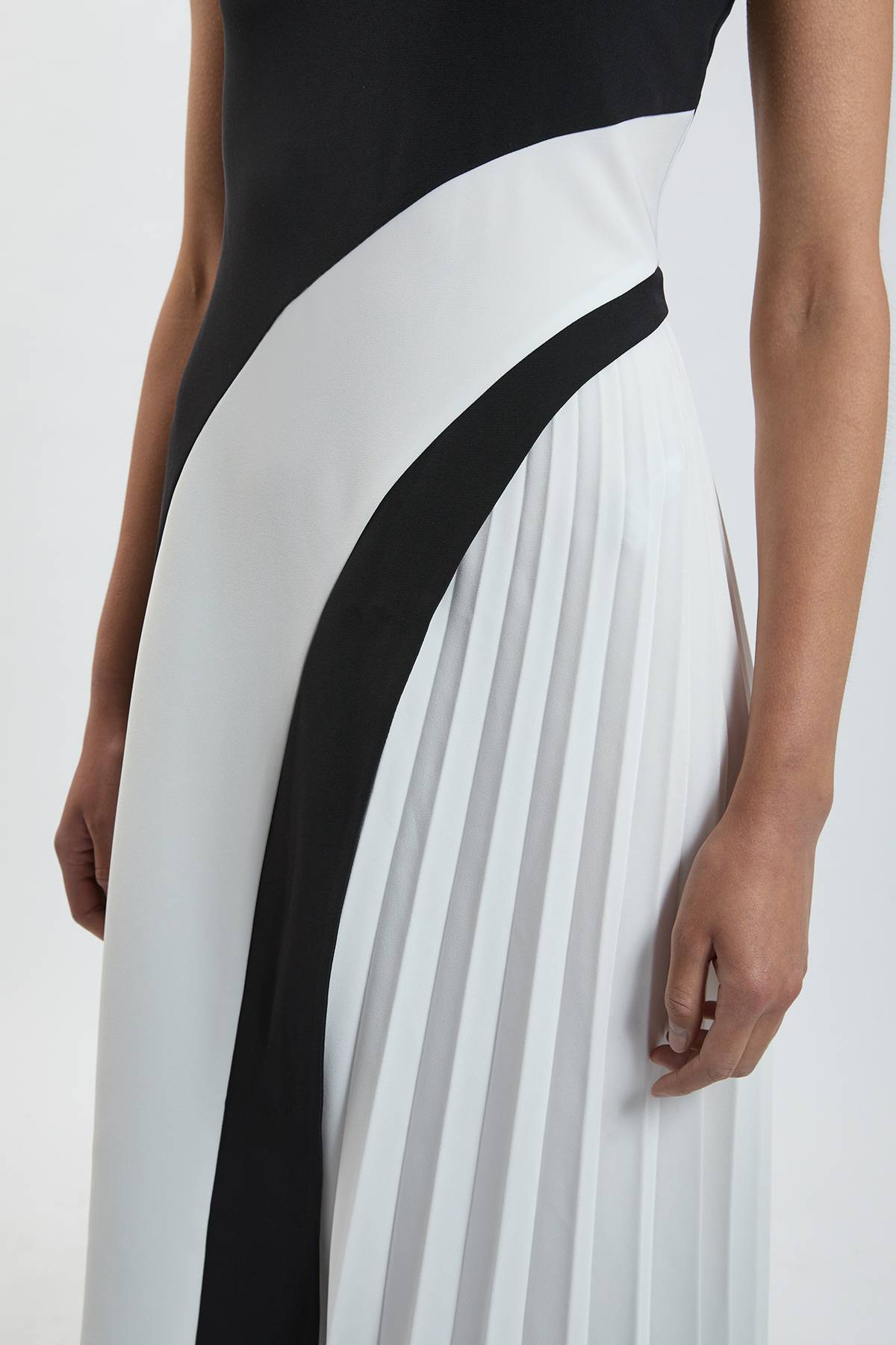 KarenMillen Robe Midi Plissée à Col Montant et Blocs de Couleurs Coupe Ajustée