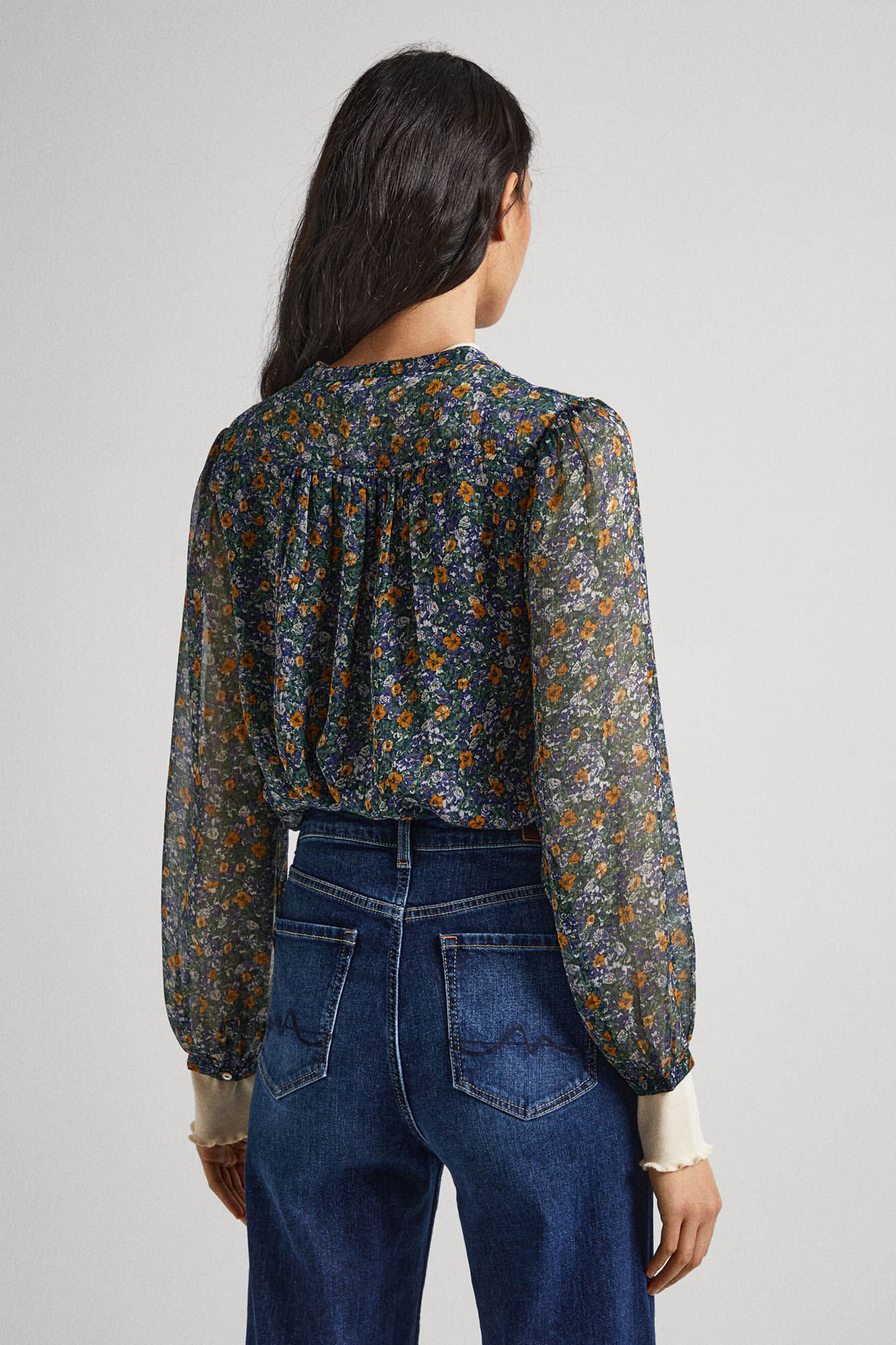 Blusa de chiffon com estampa floral.