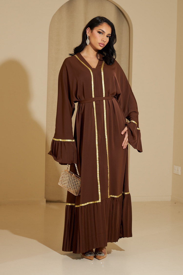 Abaya marron fluide à dorures et plissées