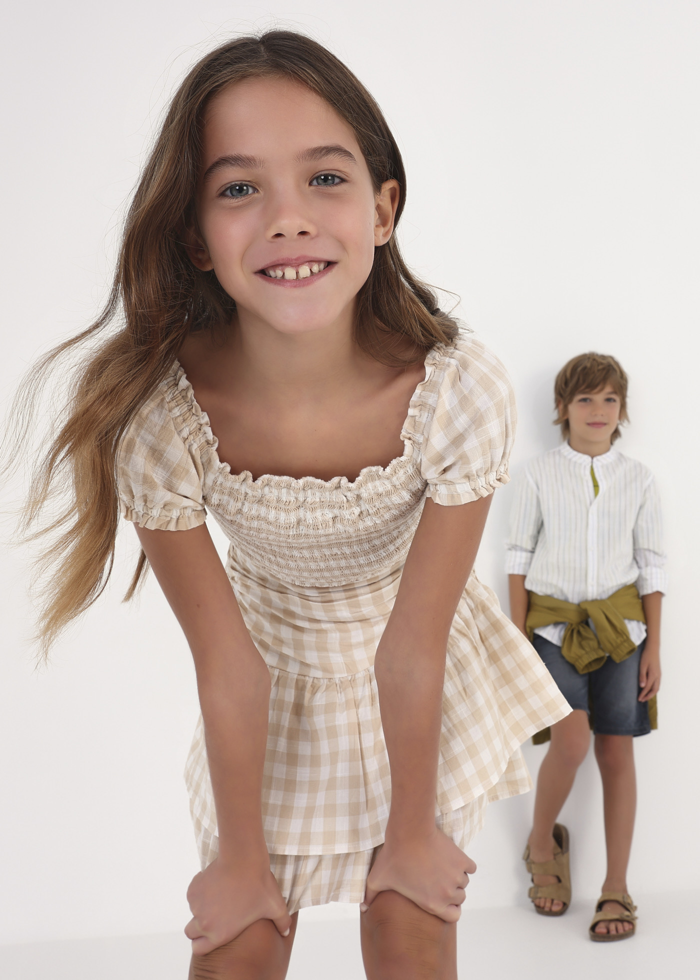 Blusa infantil de algodão com estampa xadrez vichy e detalhes franzidos