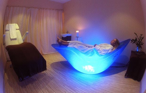 Alphaliege & Klangschalenmassage in Wien als Geschenkidee