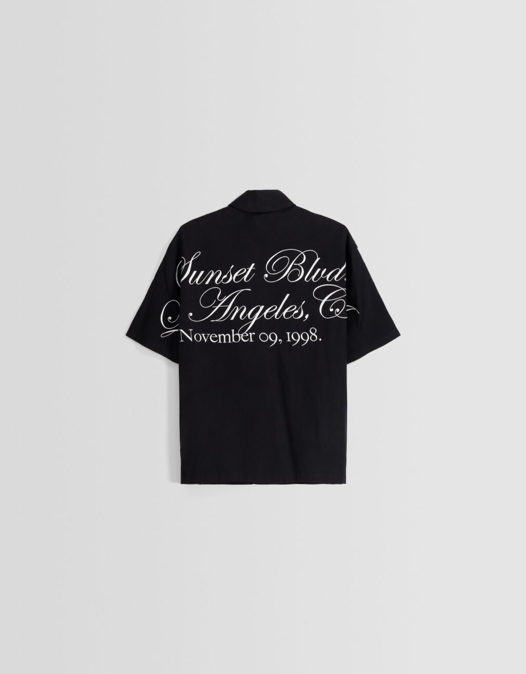 Camiseta bordada de manga curta com modelagem quadrada
