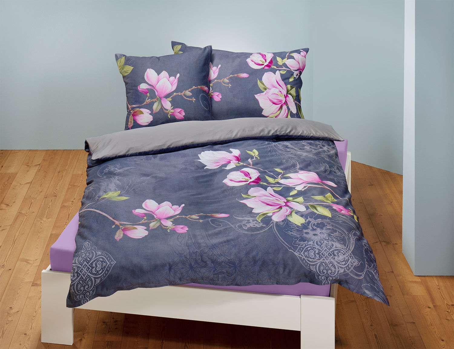 Bettwäsche in grau mit violettem Blumenmuster