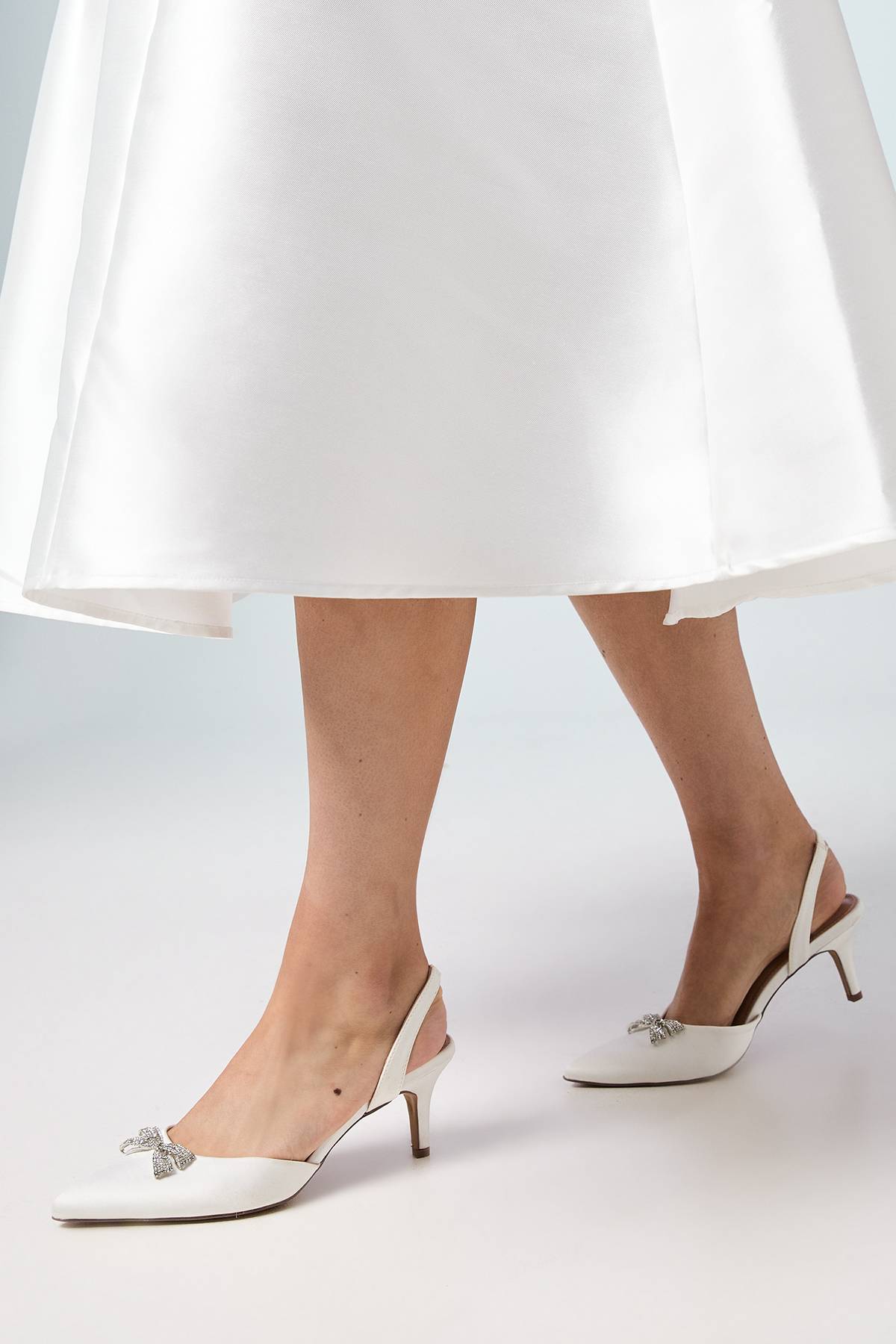 Coast Escarpins de Mariée Sammi à Bride Arrière et Petit Talon, Coupe Large, Satin avec Broche Nœud Diamanté