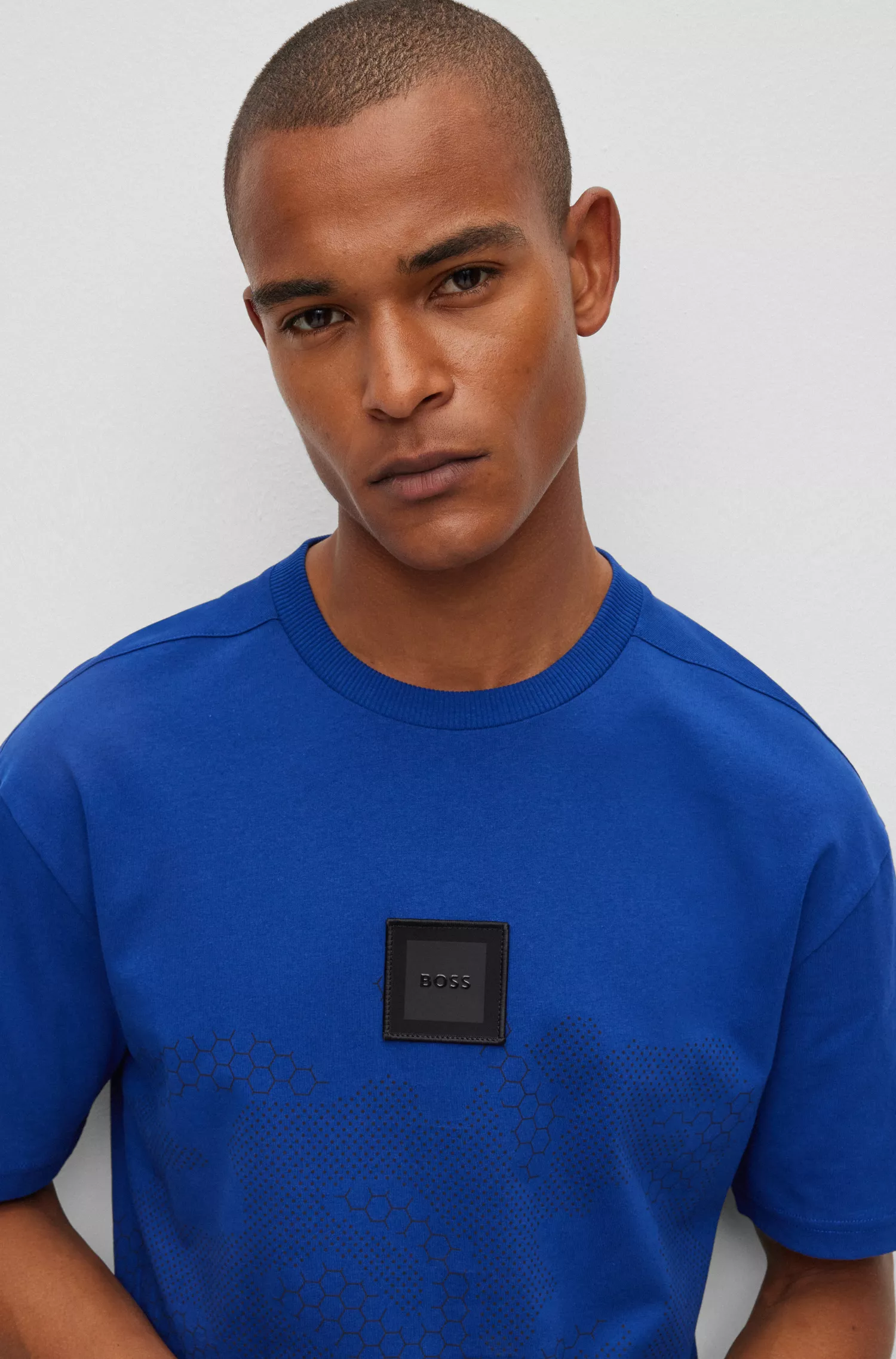 Camiseta BOSS verde em malha de algodão com estampa camuflada e emblema com o logotipo.