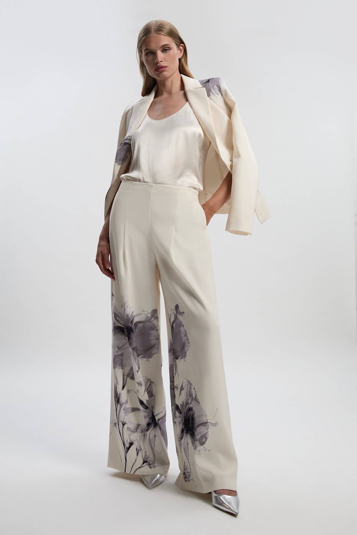 KarenMillen Pantalon Large à Plis en Crêpe Tailleur avec Imprimé Floral Placé