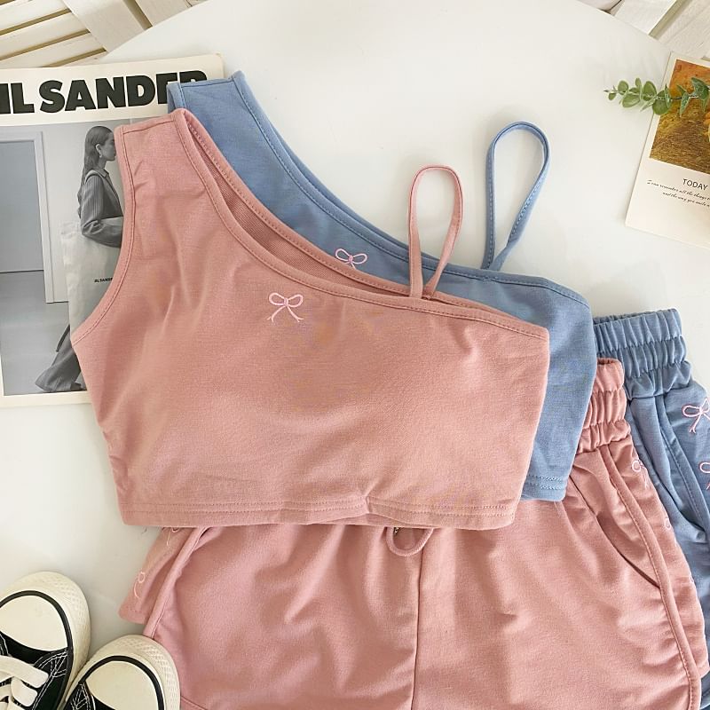 Iasia - Set: Asymmetrische crop top met strikborduursel + shorts met hoge taille