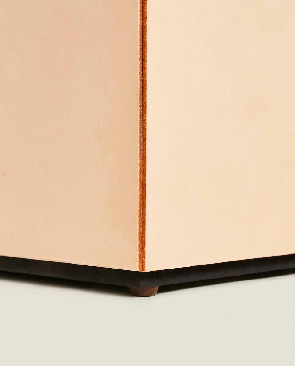 CADEIRA CUBO DE COURO - X STUDIO NICHOLSON