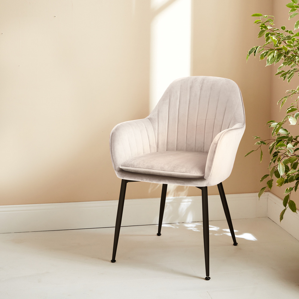 Fauteuil en velours blanc cassé et pieds en métal noir mat. Shella l 58 x p 58 x h 85