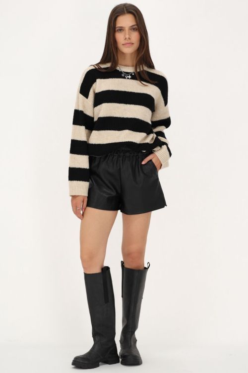 Zwarte leatherlook short met elastieken band