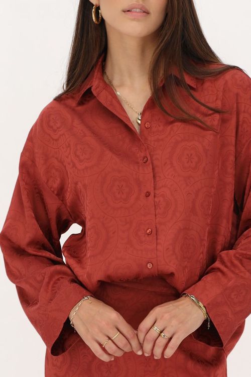 Rode blouse met jaquard satijnen look