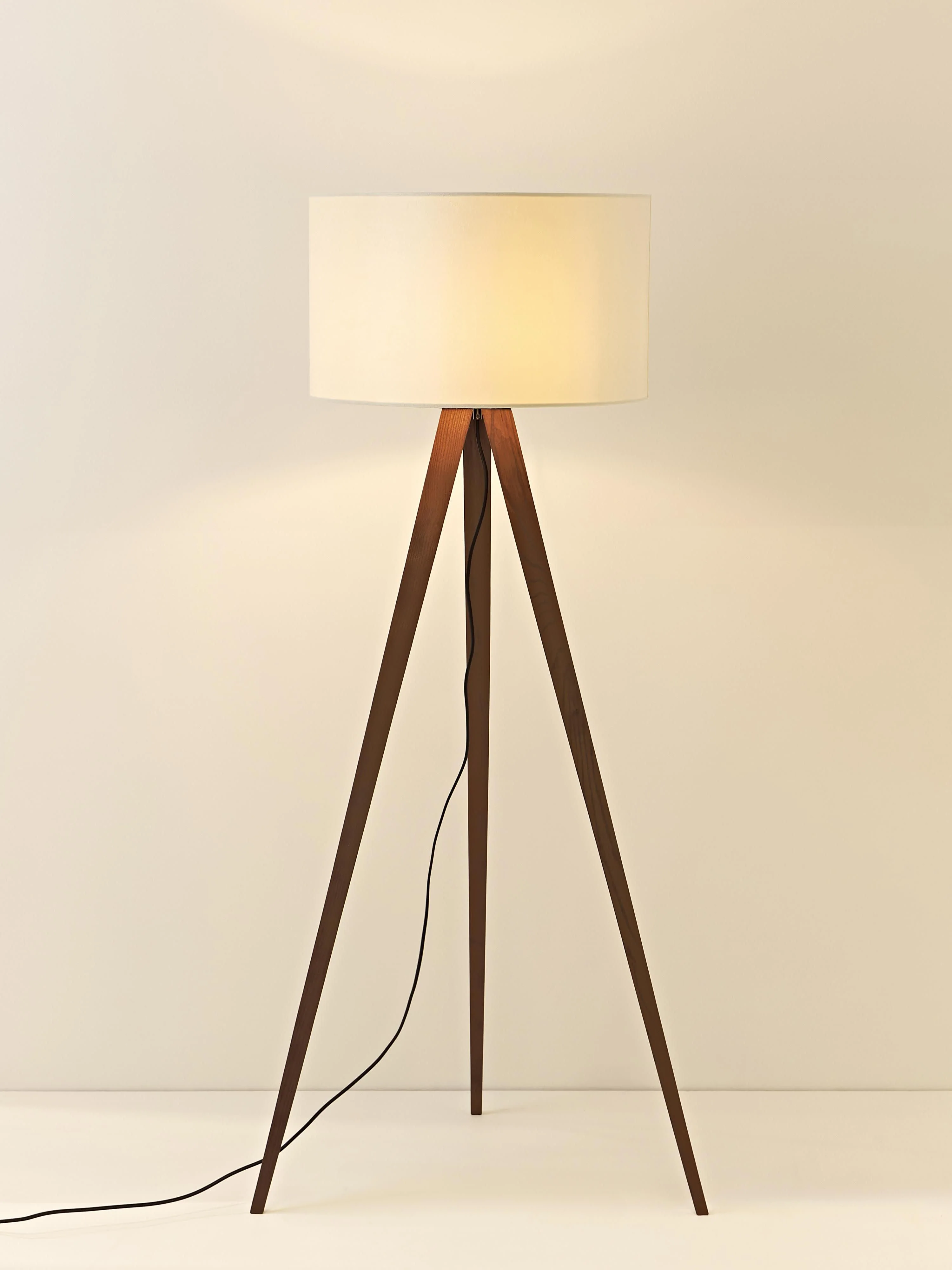 Tripod vloerlamp Jake van massief hout met fluwelen lampenkap