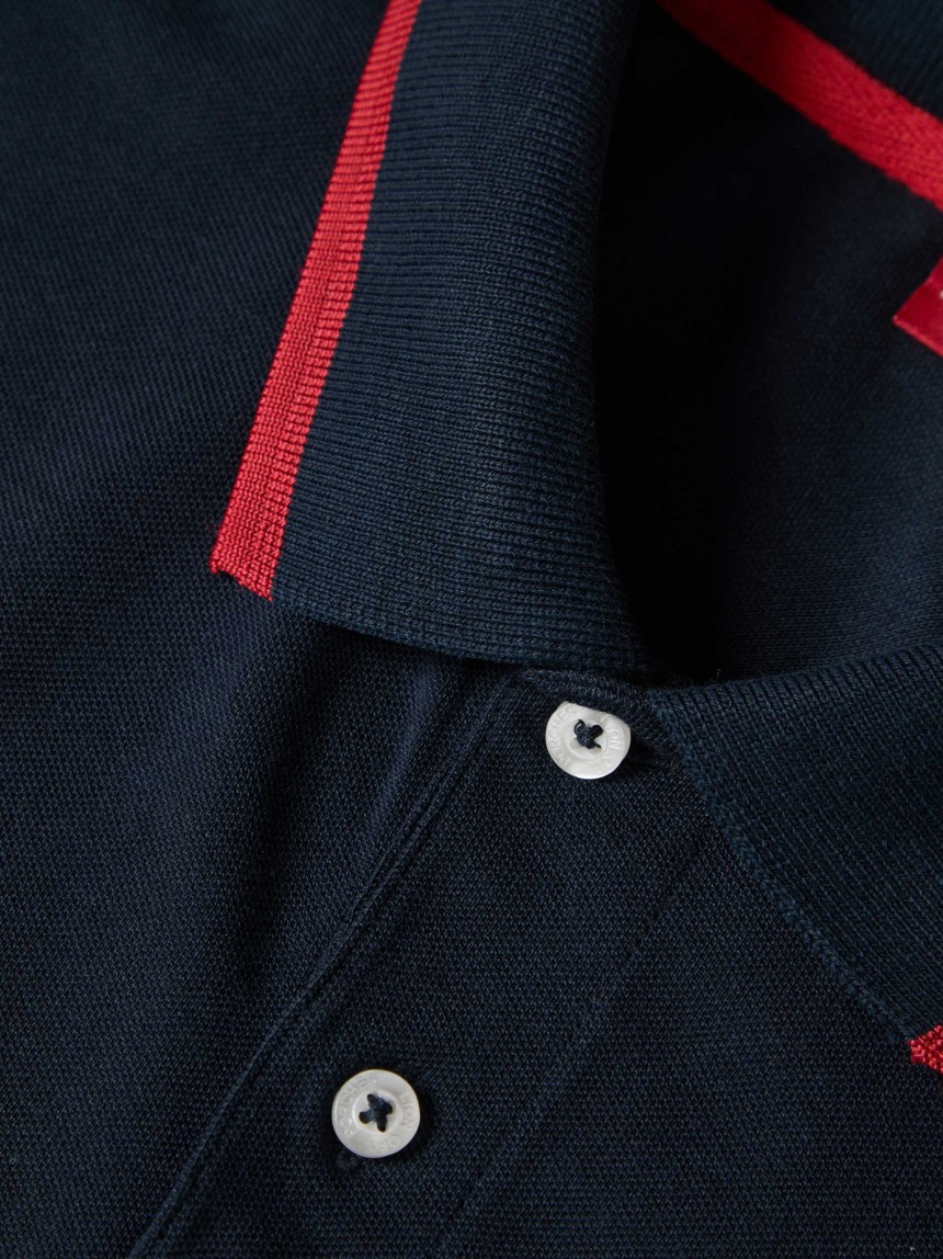 Polo piqué com riscas e estampado