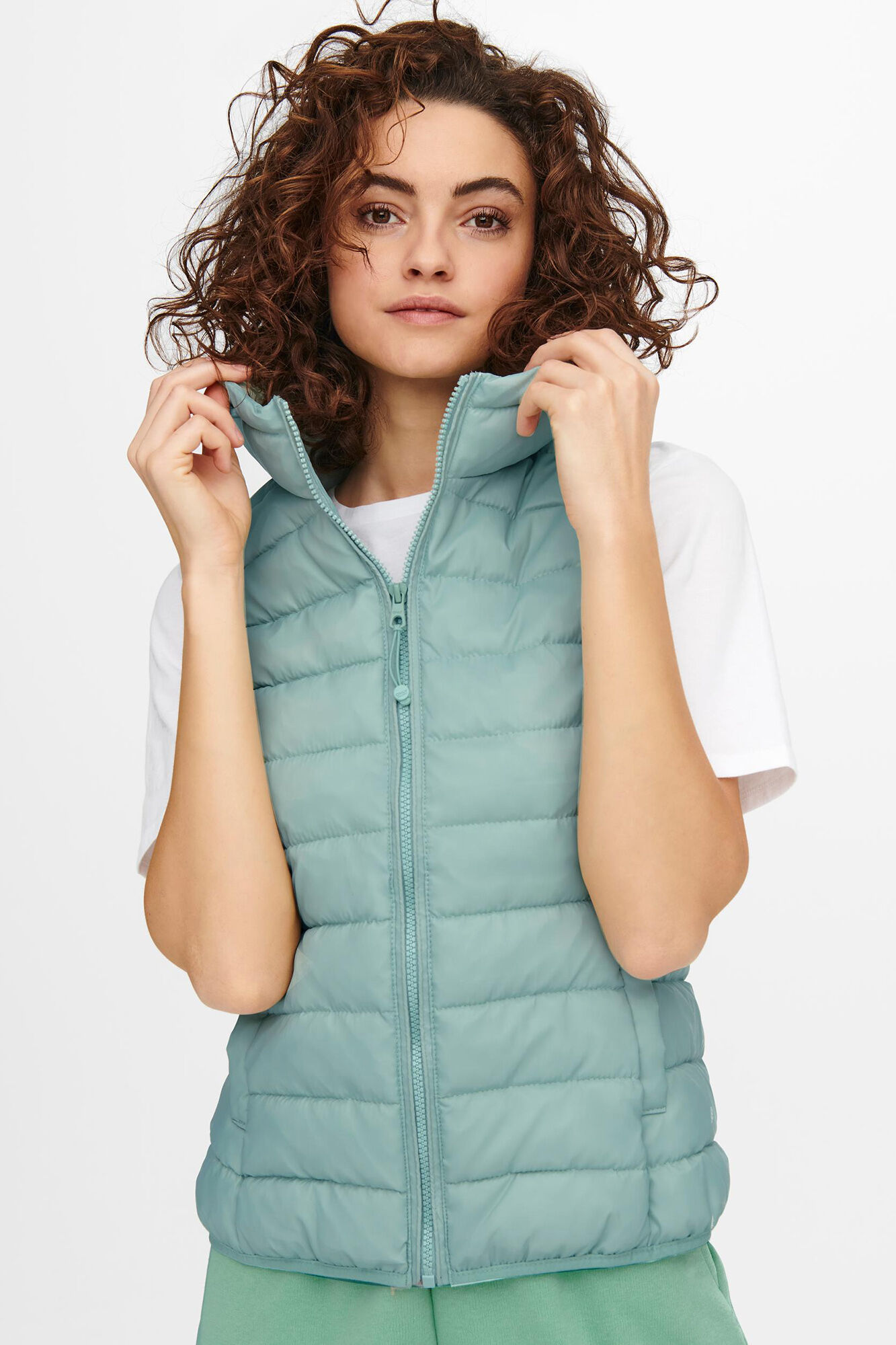 Colete feminino ultraleve com capuz.