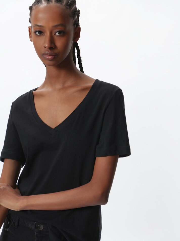 Camiseta básica com decote em V - Preta