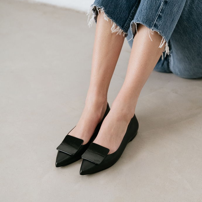 Ballerines à bouts pointus  en vernis plissé noir