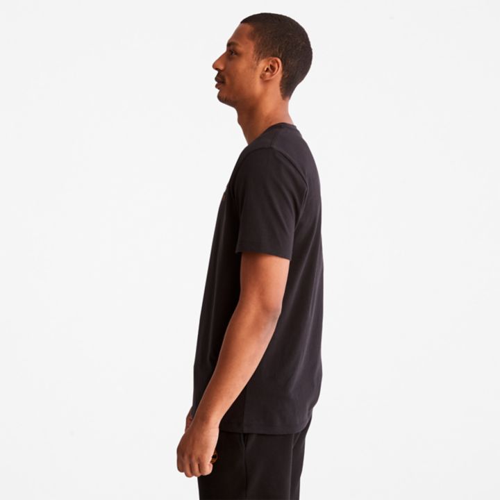 Camiseta masculina preta com estampa de vento, água, terra e céu.