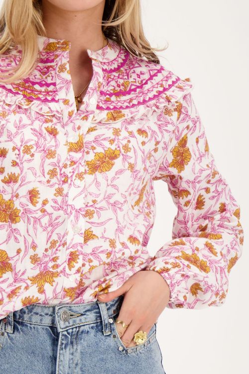 Witte blouse met roze bloemenprint en embroidery