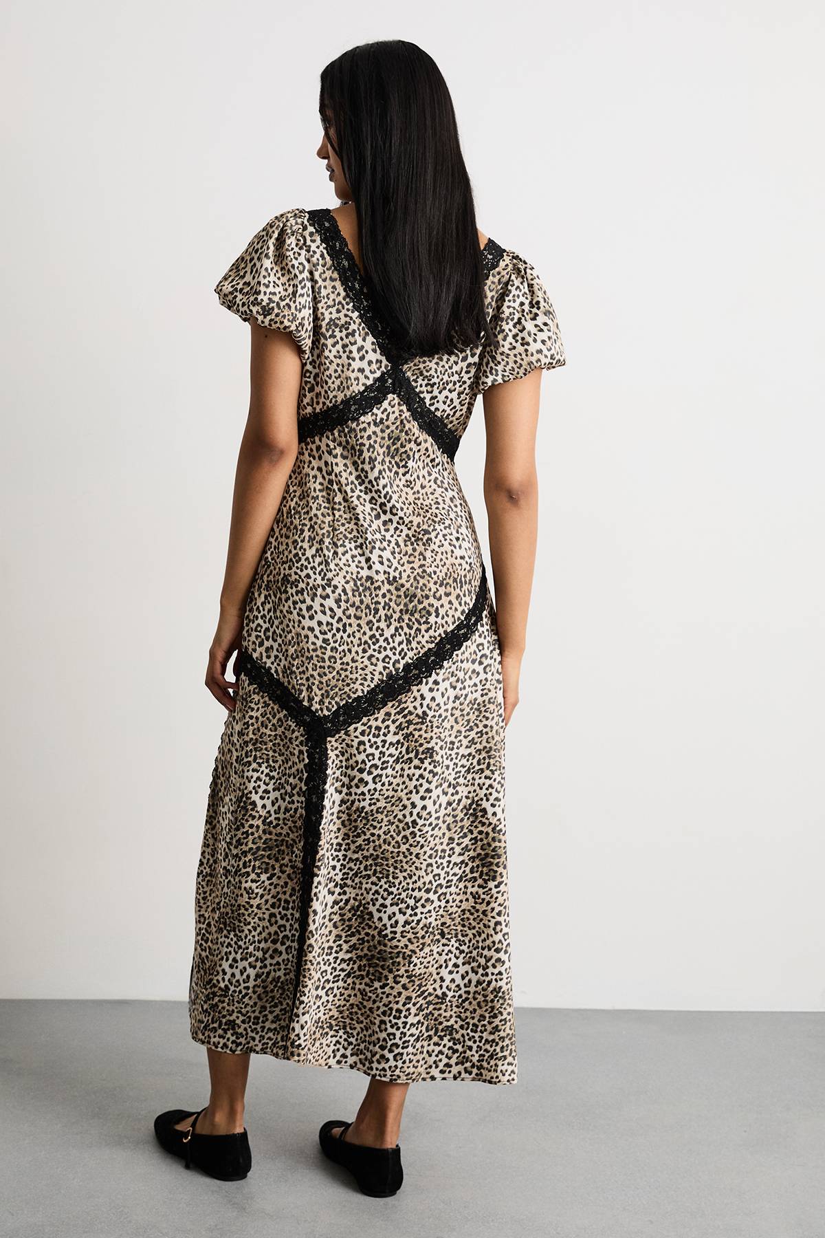 Warehouse Robe Midi à Pois avec Manches Bouffantes et Finitions Dentelle avec Fente