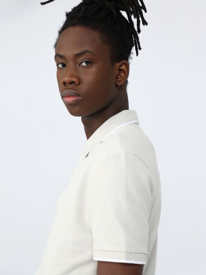 Camisa polo básica e vibrante - Areia clara