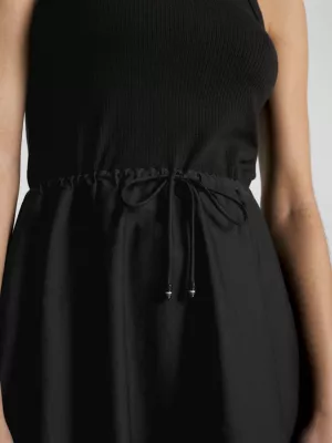 Vestido sem mangas com cordão ajustável e modelagem evasê