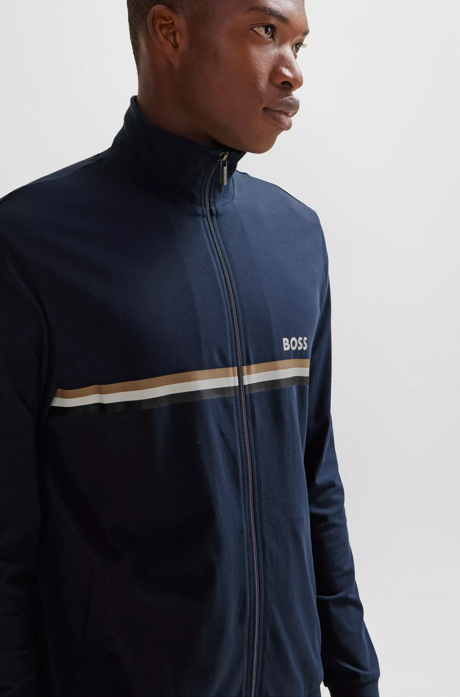 Conjunto de roupa de descanso BOSS em algodão stretch preto com listras e logotipos característicos.