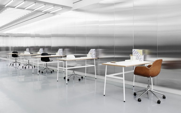 Normann Copenhagen Form Armchair bureaustoel met aluminium onderstel, wit