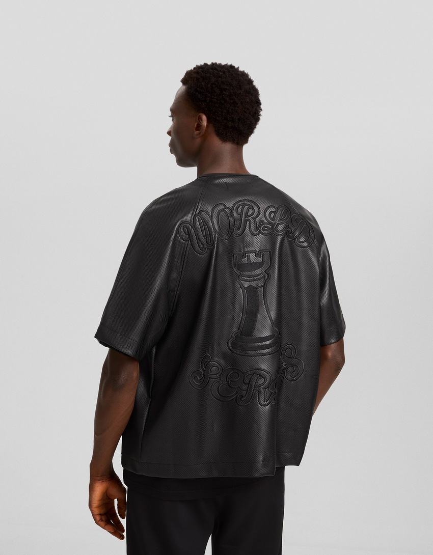 Camisa de manga curta com efeito de couro e bordado vazado.