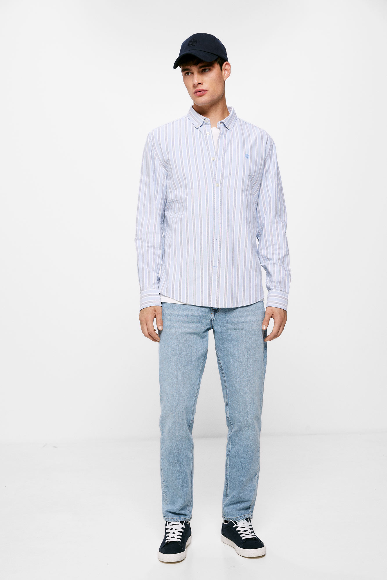 Calça jeans reta e justa, lavagem clara