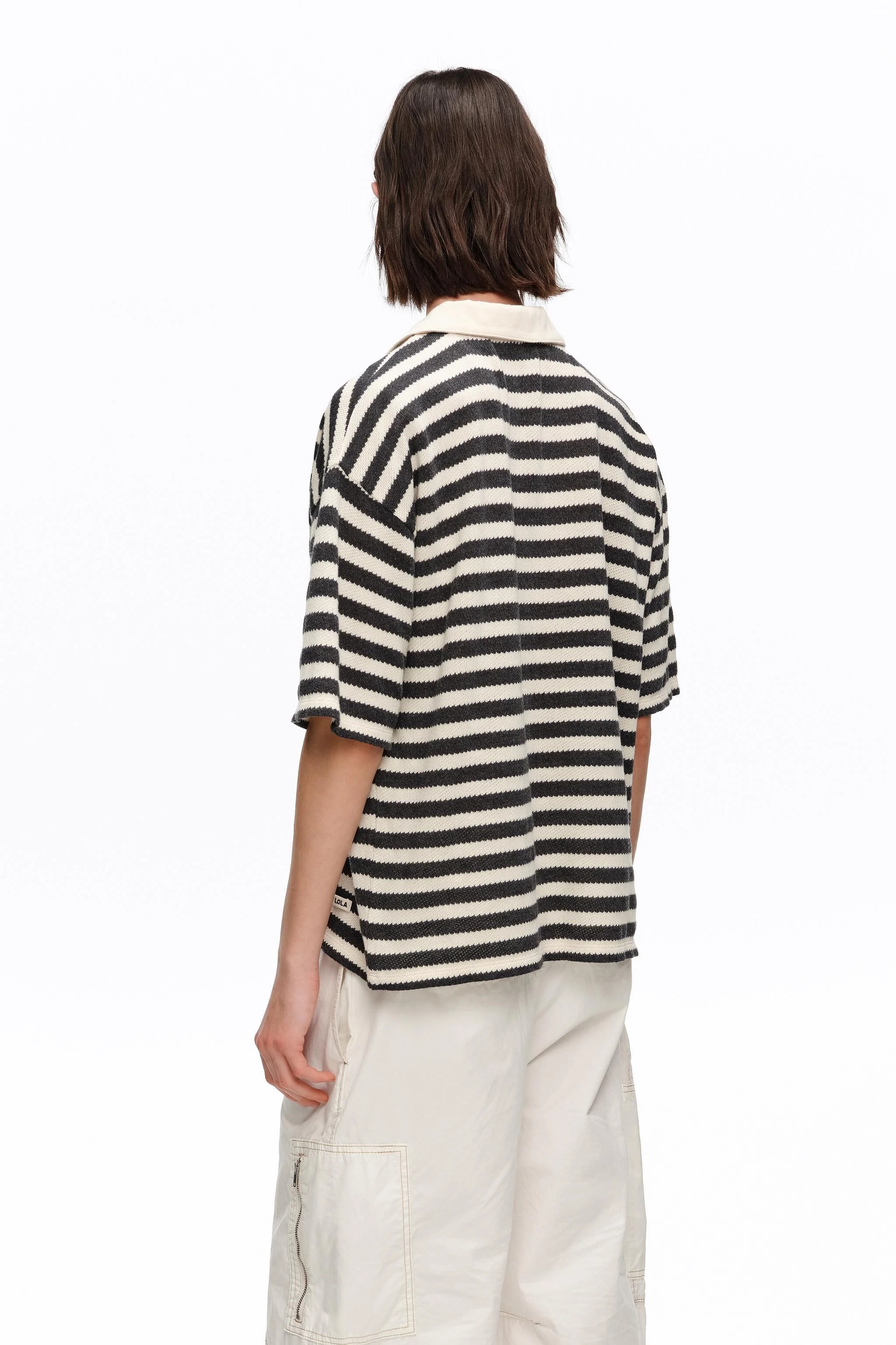 Camiseta preta listrada com gola polo ajustável