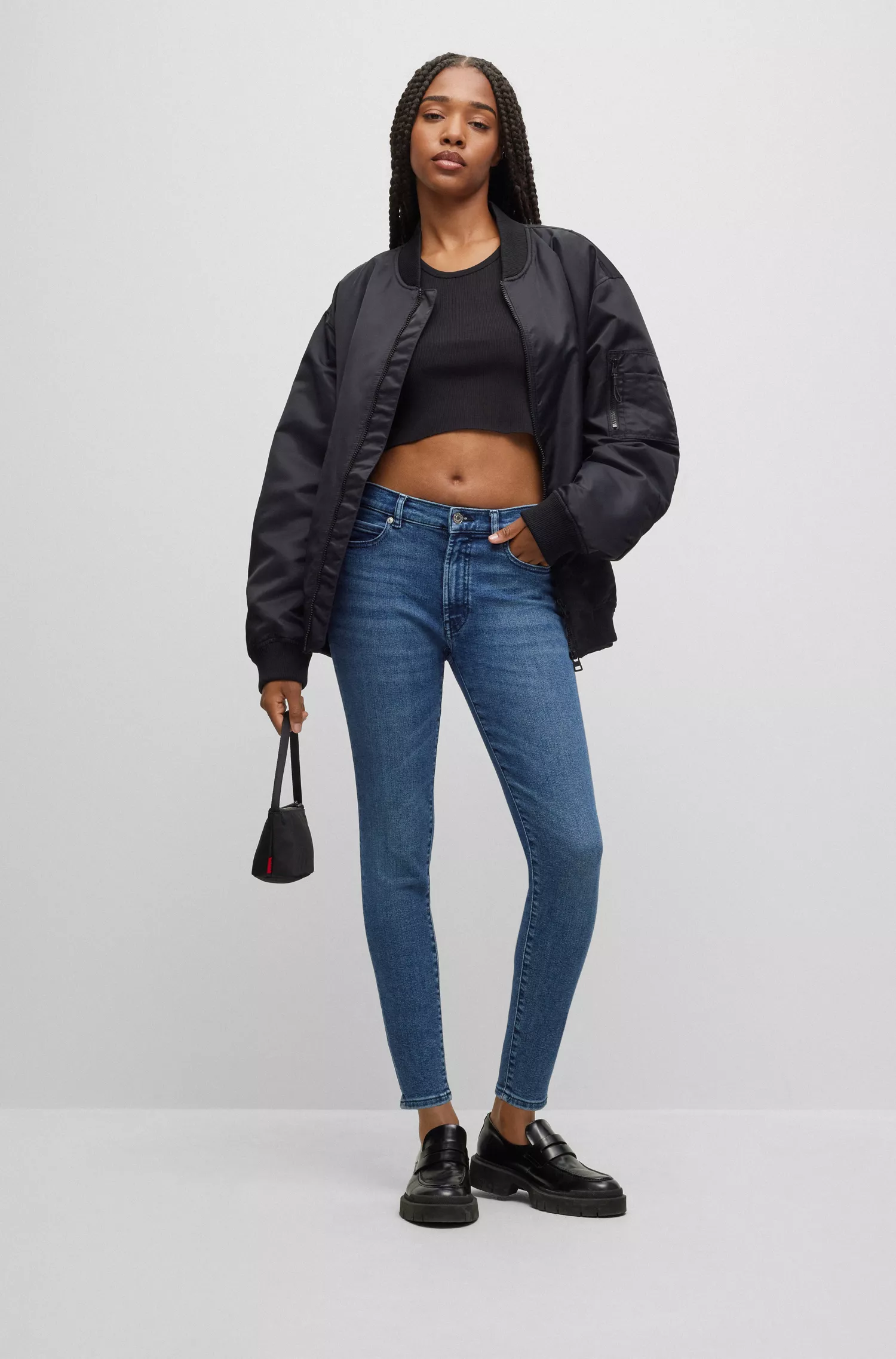Calça jeans HUGO vermelha, extra slim fit, em denim super elástico azul.