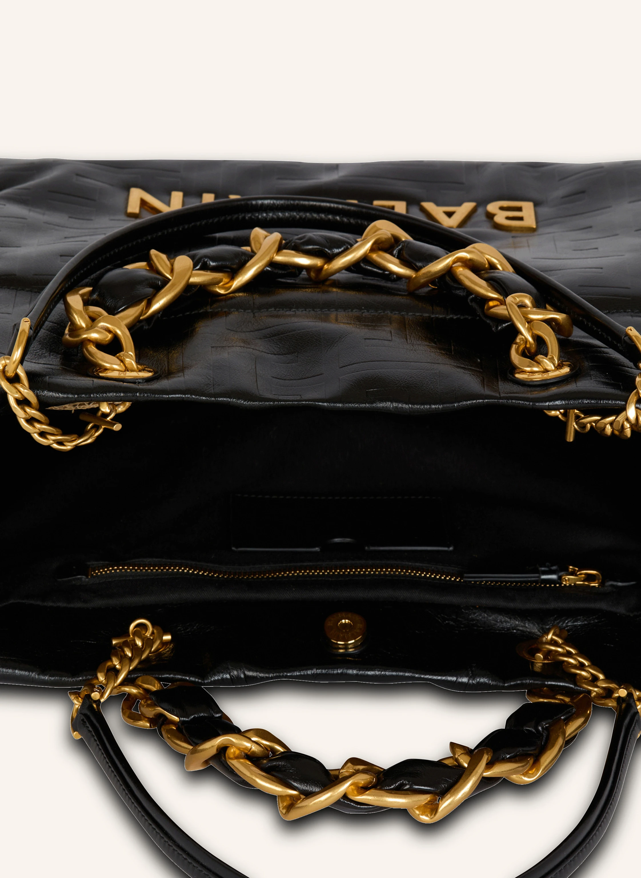 BALMAIN Shopper 1945 Soft aus rissigem Kalbsleder mit PB Labyrinthe-Monogramm-Prägung
