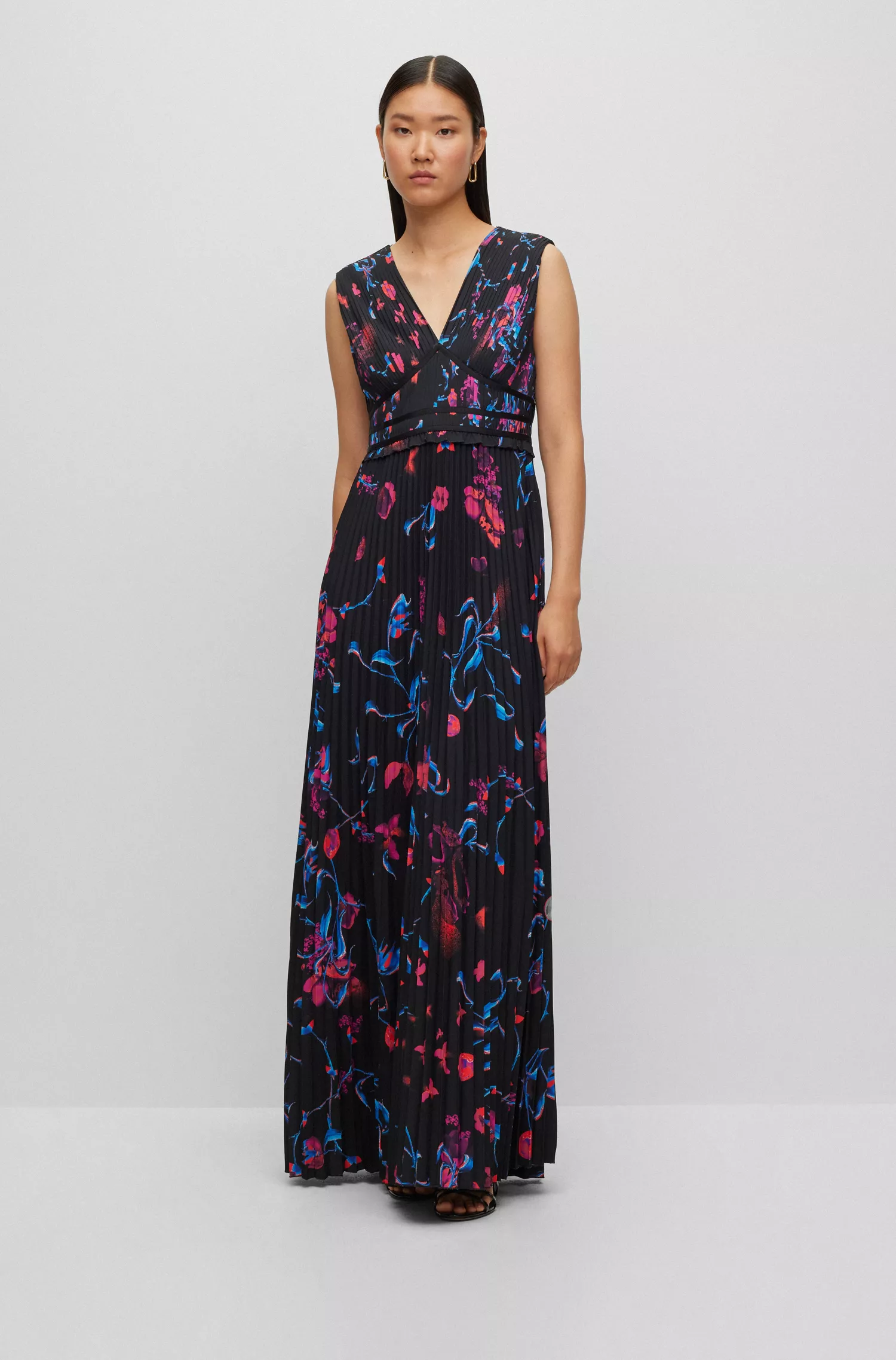 Vestido maxi BOSS preto com estampa floral e decote em V, em crepe plissado texturizado.