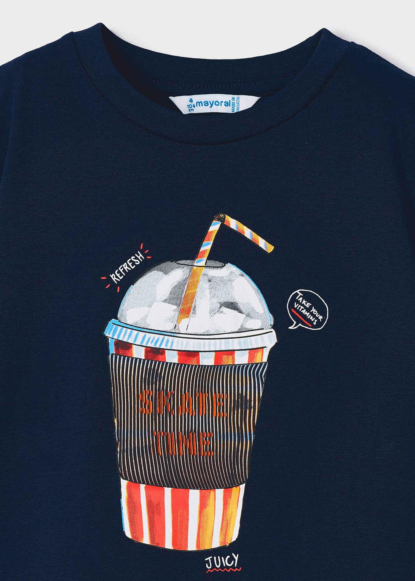 Camiseta infantil com estampa interativa, feita de algodão sustentável.